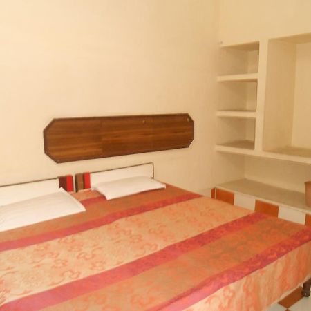 Gaurav Guest House Mathura Buitenkant foto