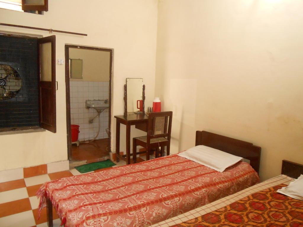 Gaurav Guest House Mathura Buitenkant foto